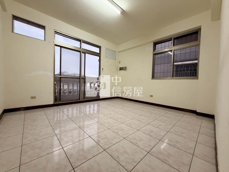 大里中興商圈正鐵路街賺錢金店面房屋室內格局與周邊環境