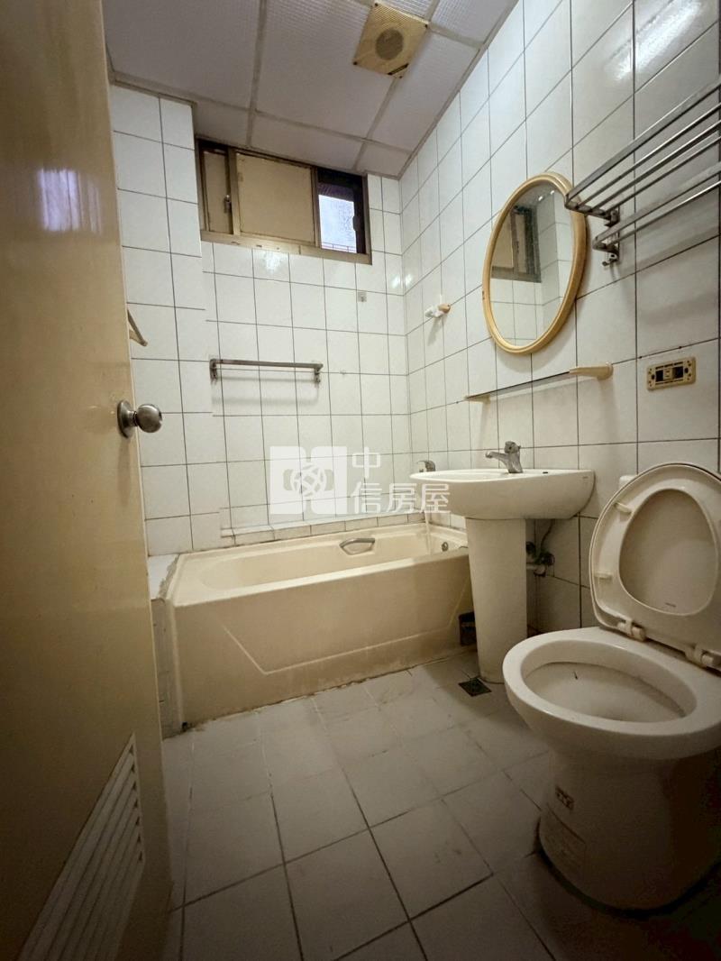 大里中興商圈正鐵路街賺錢金店面房屋室內格局與周邊環境