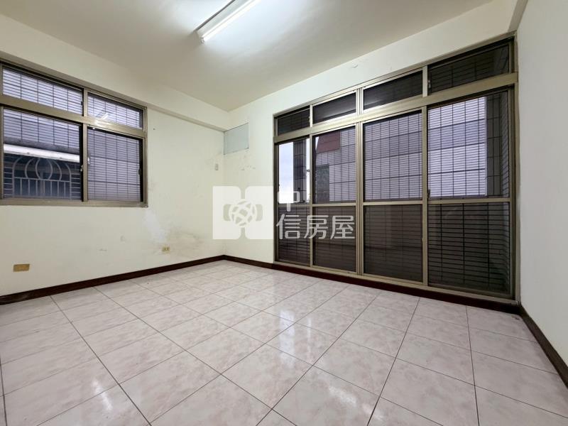 大里中興商圈正鐵路街賺錢金店面房屋室內格局與周邊環境