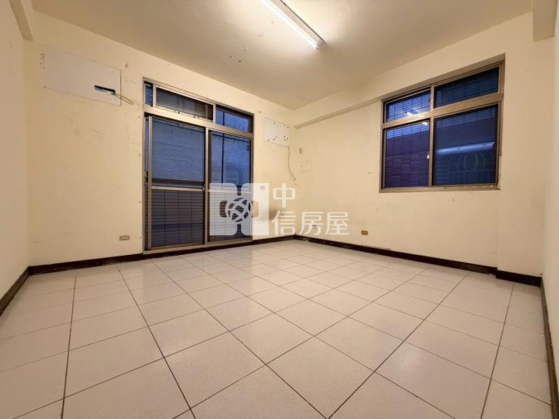 大里中興商圈正鐵路街賺錢金店面房屋室內格局與周邊環境