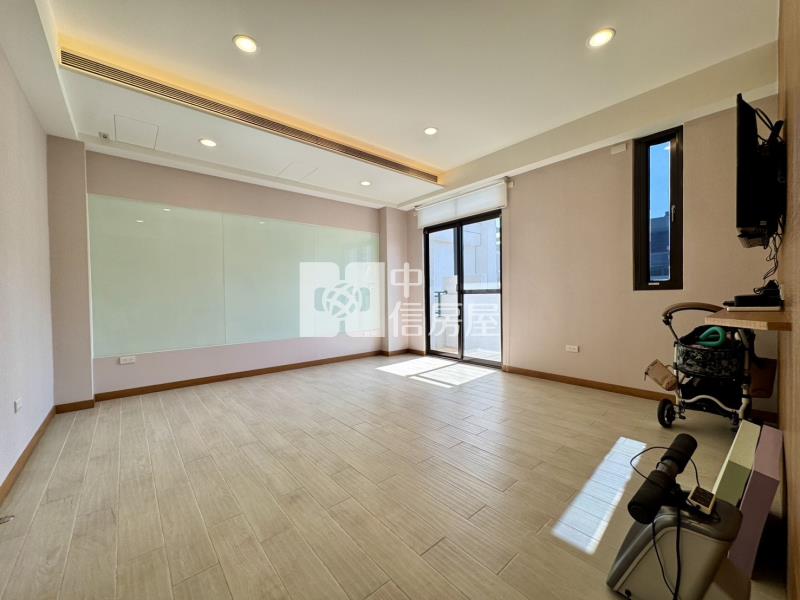 草屯公園旁電梯別墅房屋室內格局與周邊環境