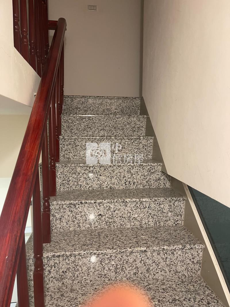 夢時代翻新透天叁樓店面房屋室內格局與周邊環境