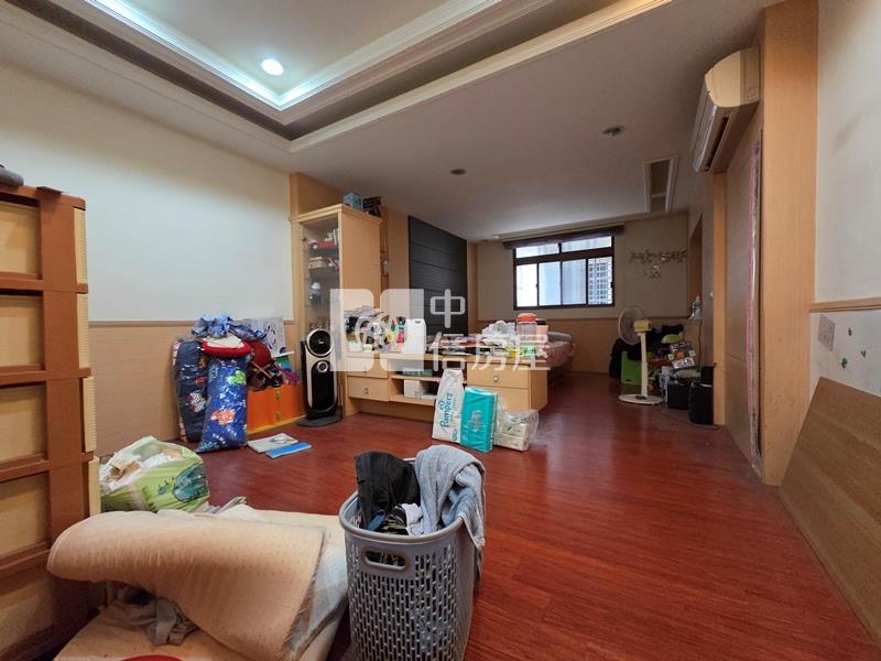 崇倫國中10路透天店住房屋室內格局與周邊環境