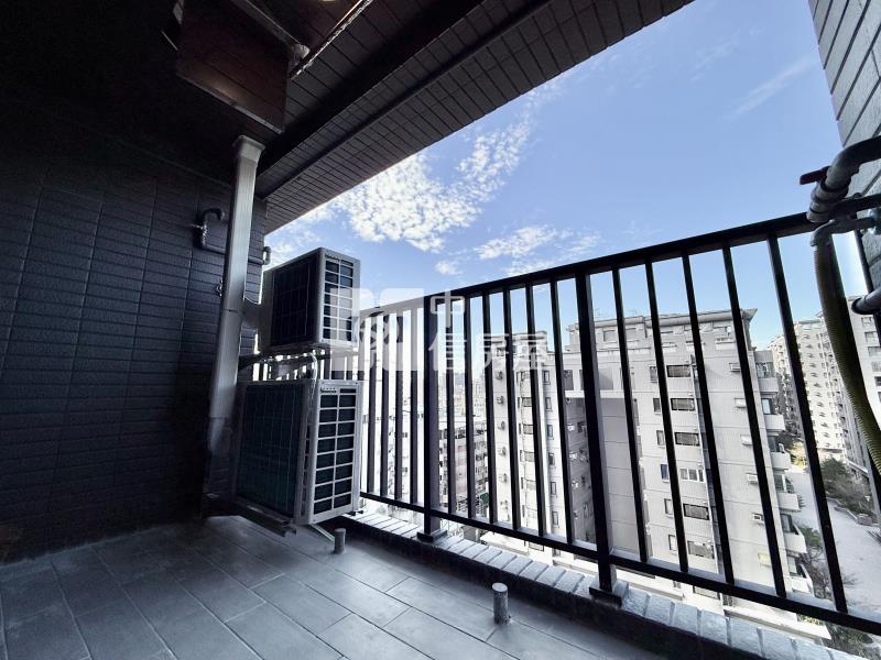 中央公園＃居住綠肺美宅｜次頂樓３房Ｂ１連號 ２平車房屋室內格局與周邊環境