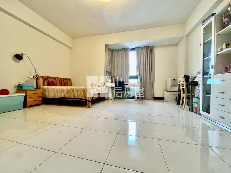 中興商圈輕屋齡雙車透天店面房屋室內格局與周邊環境