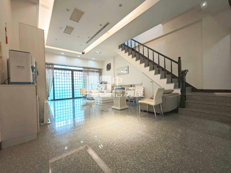 中興商圈輕屋齡雙車透天店面房屋室內格局與周邊環境