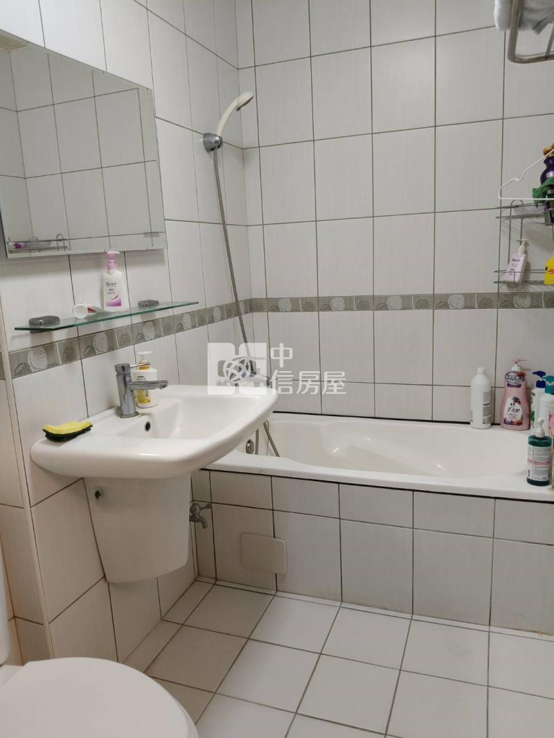 中興商圈輕屋齡雙車透天店面房屋室內格局與周邊環境