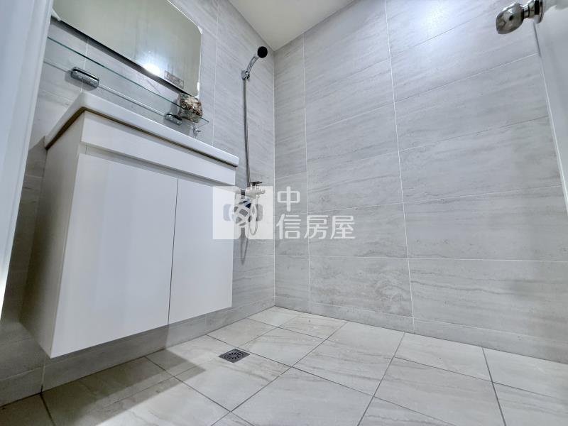 太平市場家樂福滿滿人潮|全新屋況3層樓使用空間大 網美店面A房屋室內格局與周邊環境