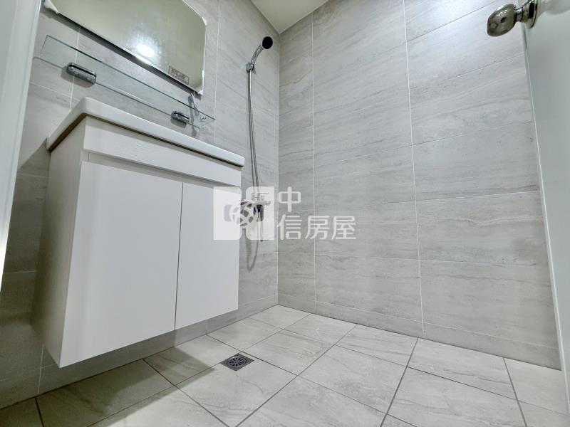 太平市場家樂福滿滿人潮|全新屋況3層樓使用空間大 網美店面A房屋室內格局與周邊環境