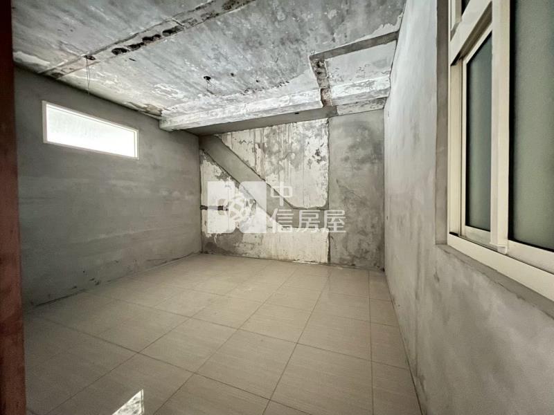 過嶺重劃區旁8米路面寬透天房屋室內格局與周邊環境