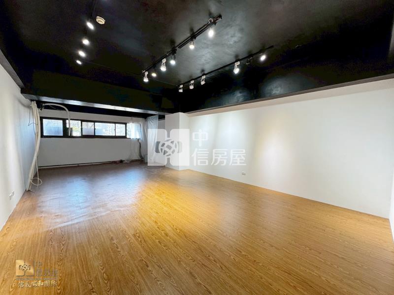 正北興路雙線道漂亮金店面房屋室內格局與周邊環境