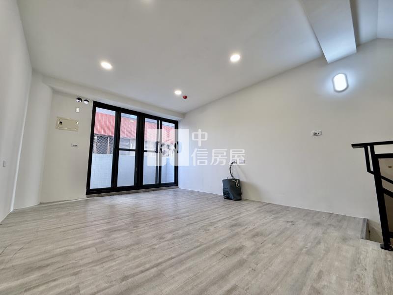 太平市場家樂福滿滿人潮|全新屋況3層樓使用空間大網美店面B房屋室內格局與周邊環境