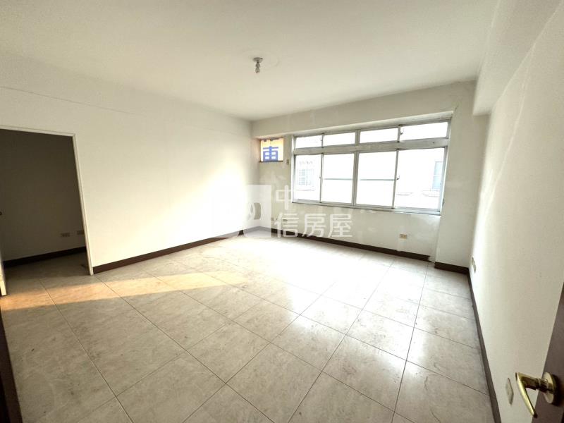 觀光漁市場旁三角窗金店面房屋室內格局與周邊環境