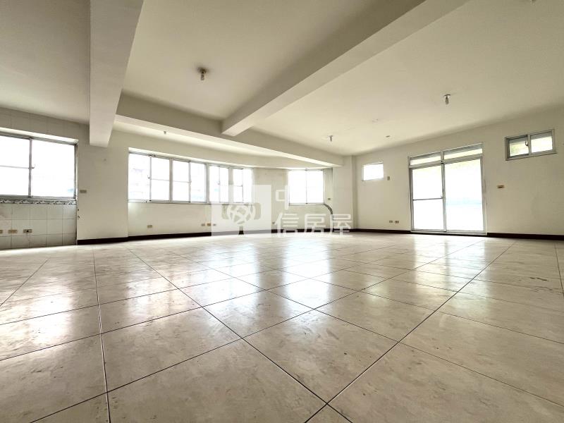 觀光漁市場旁三角窗金店面房屋室內格局與周邊環境