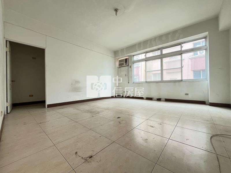 觀光漁市場旁三角窗金店面房屋室內格局與周邊環境