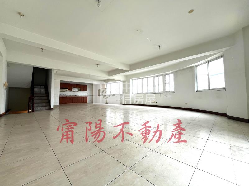 觀光漁市場旁三角窗金店面房屋室內格局與周邊環境