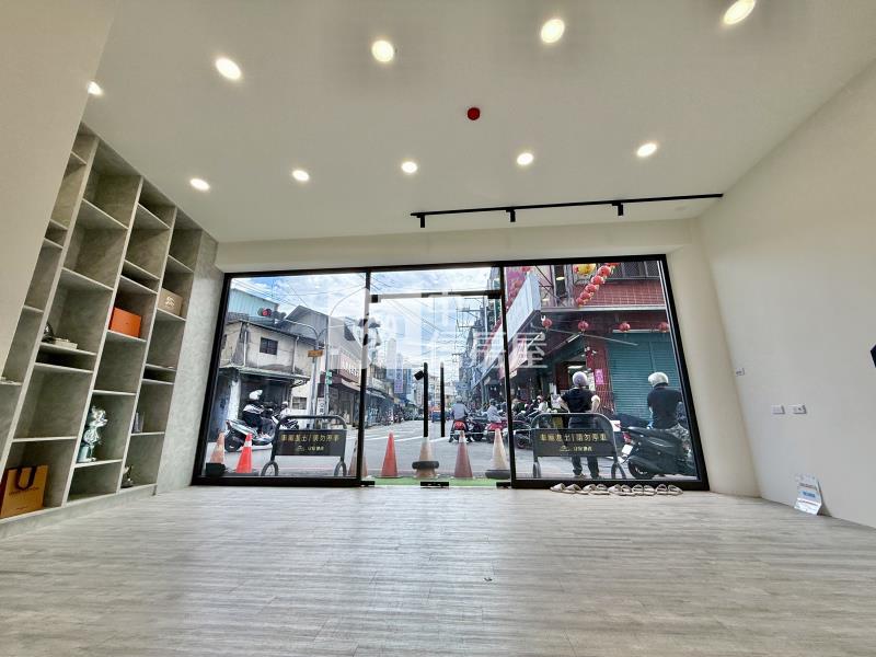 太平市場家樂福滿滿人潮|全新屋況3層樓7米大面寬 網美店面C房屋室內格局與周邊環境