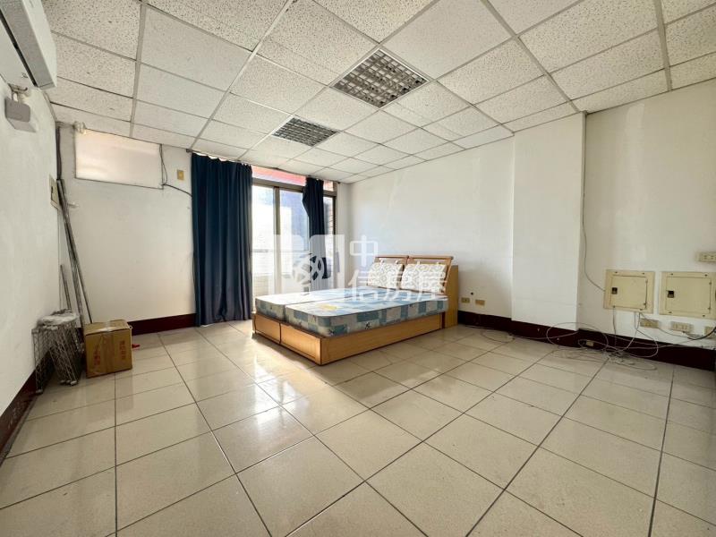 西屯中義市場大地坪黃金透店房屋室內格局與周邊環境