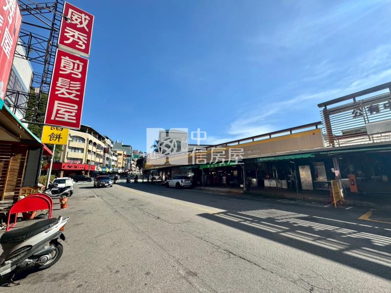 西屯中義市場大地坪黃金透店房屋室內格局與周邊環境