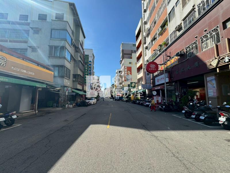 西屯中義市場大地坪黃金透店房屋室內格局與周邊環境