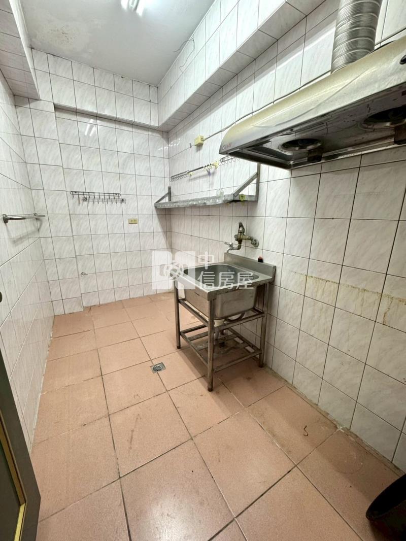 西屯中義市場大地坪黃金透店房屋室內格局與周邊環境