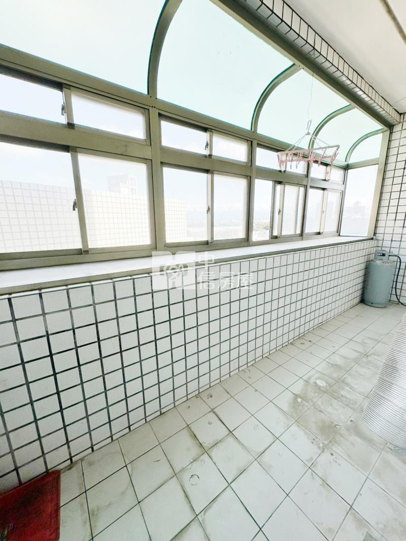 近內壢後站華勛商圈電梯美三房房屋室內格局與周邊環境