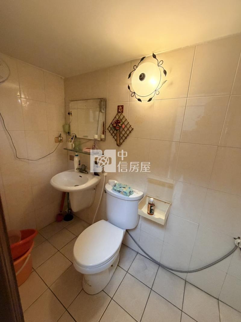 高雄小港雙車庫透天房屋室內格局與周邊環境