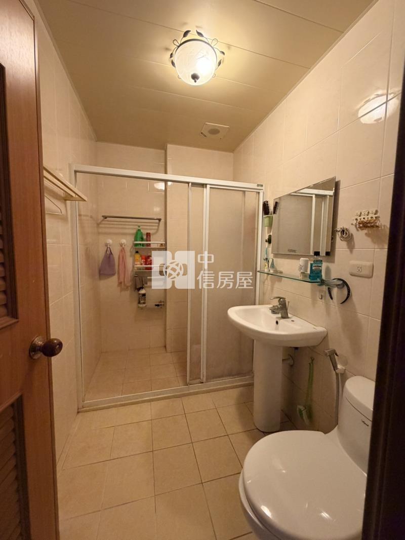 高雄小港雙車庫透天房屋室內格局與周邊環境