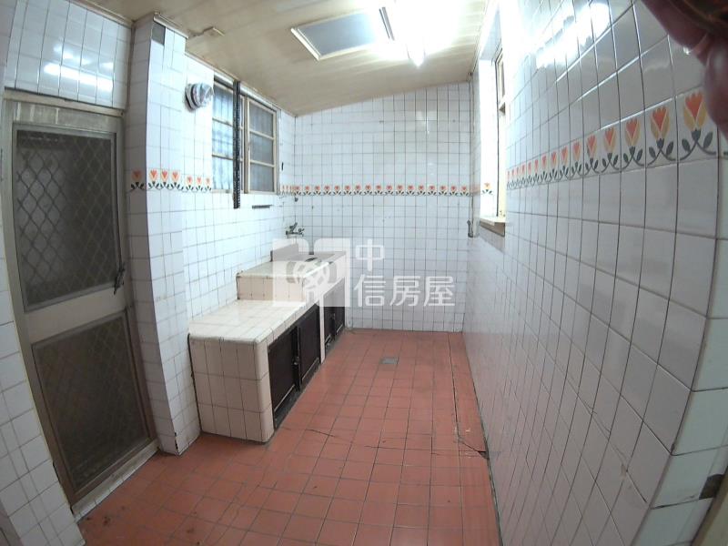 買到賺到!前院車庫× 孝親房|仁愛醫院旁大地坪透天房屋室內格局與周邊環境