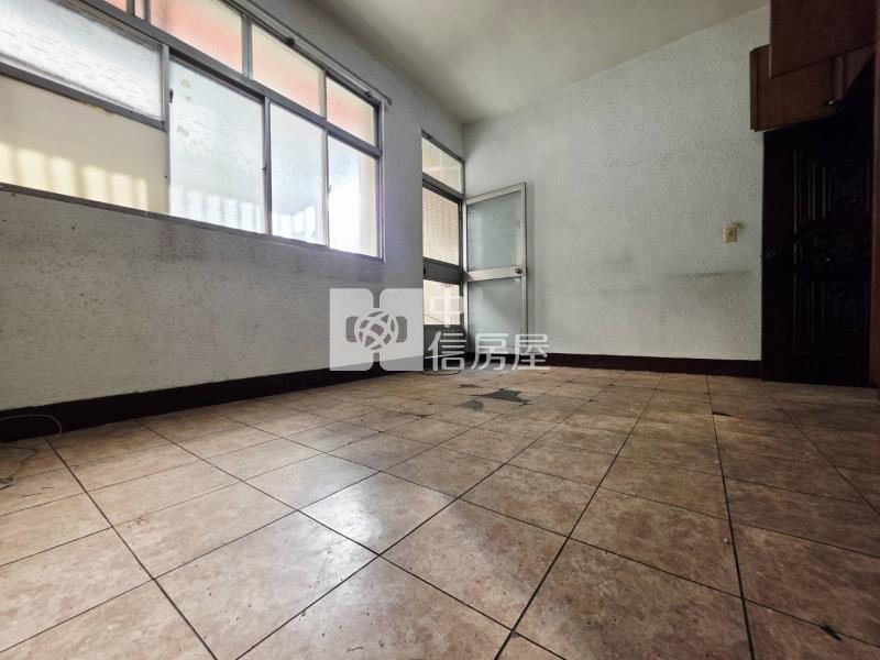 買到賺到!前院車庫× 孝親房|仁愛醫院旁大地坪透天房屋室內格局與周邊環境