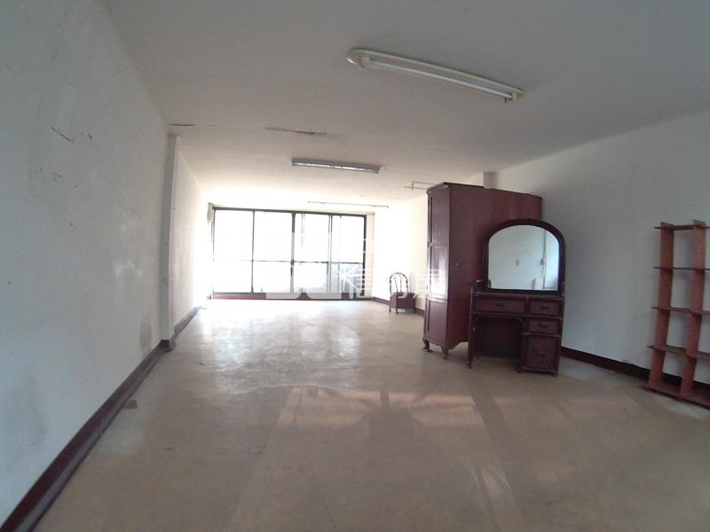 買到賺到!前院車庫× 孝親房|仁愛醫院旁大地坪透天房屋室內格局與周邊環境