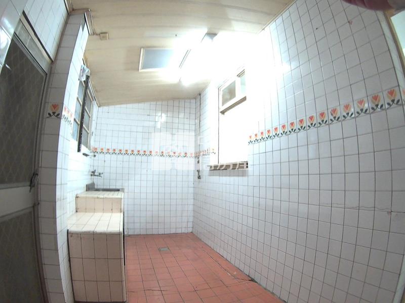 買到賺到!前院車庫× 孝親房|仁愛醫院旁大地坪透天房屋室內格局與周邊環境