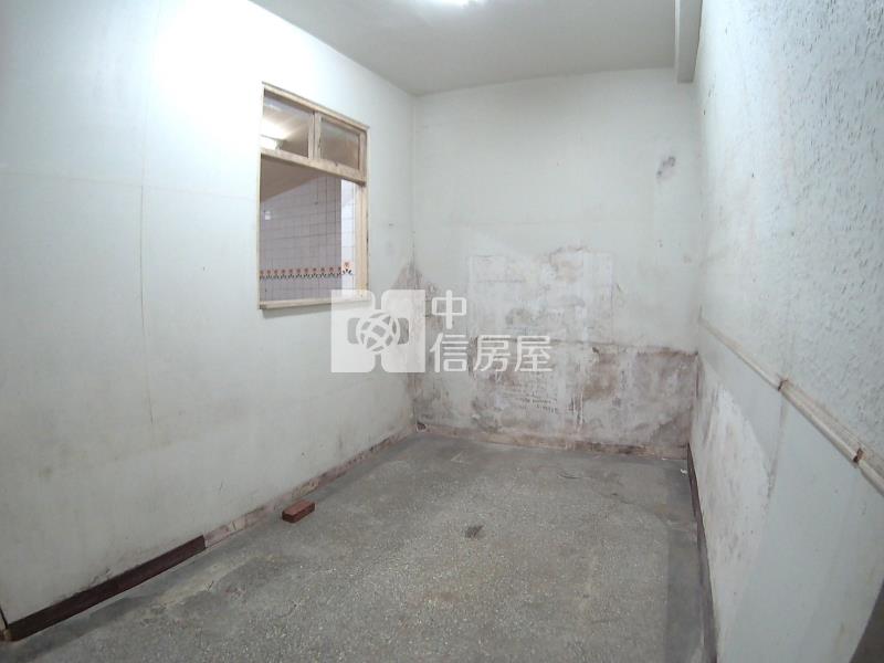 買到賺到!前院車庫× 孝親房|仁愛醫院旁大地坪透天房屋室內格局與周邊環境