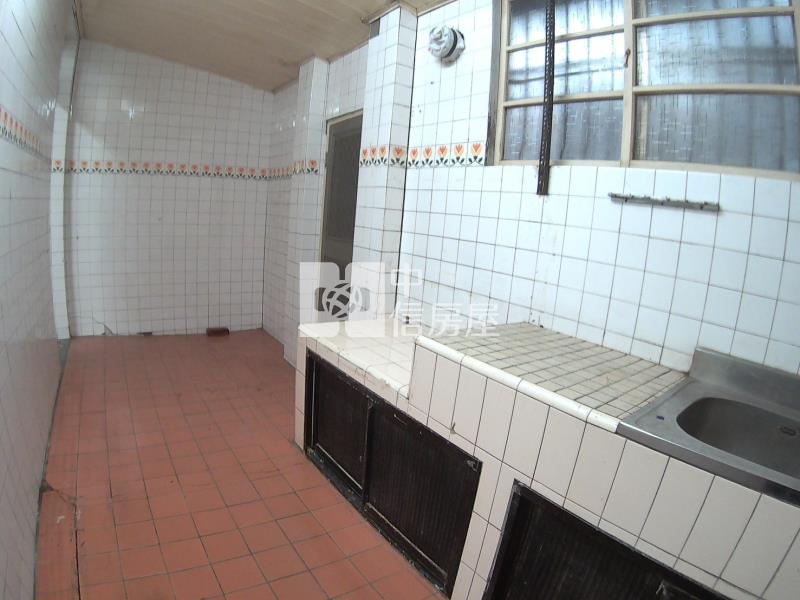 買到賺到!前院車庫× 孝親房|仁愛醫院旁大地坪透天房屋室內格局與周邊環境