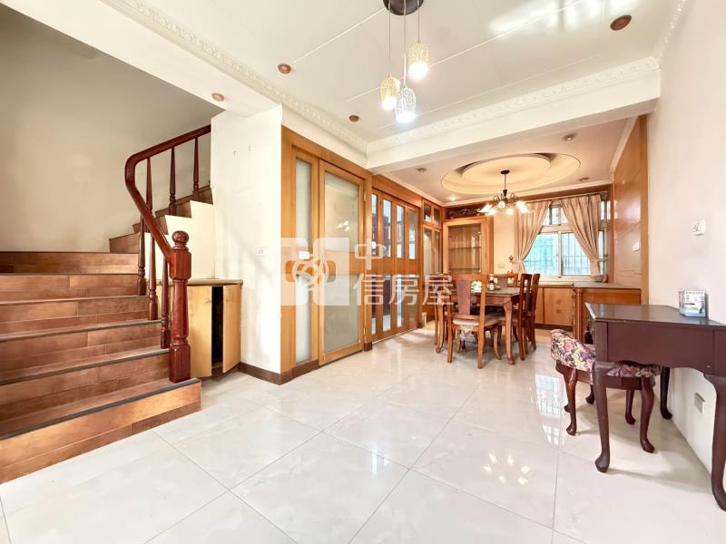 【安家】龍岡大操場旁面公園挑高別墅房屋室內格局與周邊環境