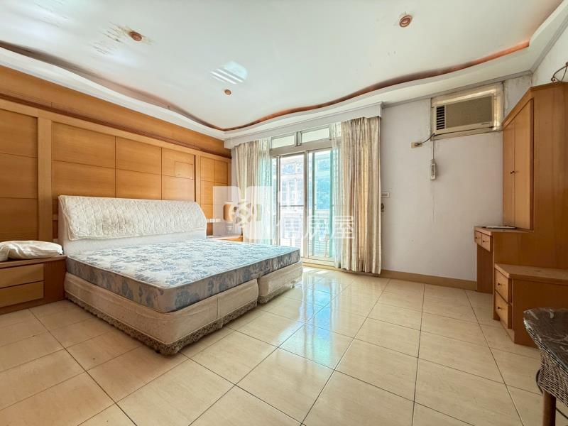 【安家】龍岡大操場旁面公園挑高別墅房屋室內格局與周邊環境