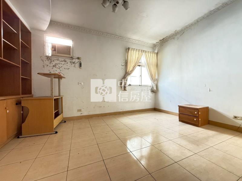 【安家】龍岡大操場旁面公園挑高別墅房屋室內格局與周邊環境