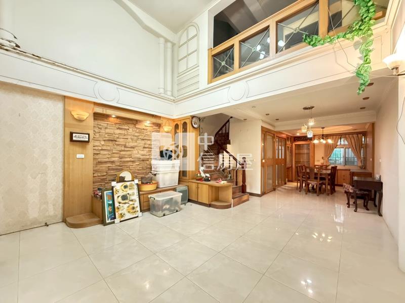 【安家】龍岡大操場旁面公園挑高別墅房屋室內格局與周邊環境