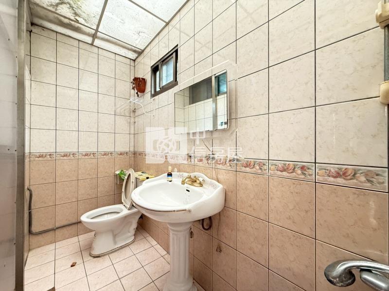 【安家】龍岡大操場旁面公園挑高別墅房屋室內格局與周邊環境