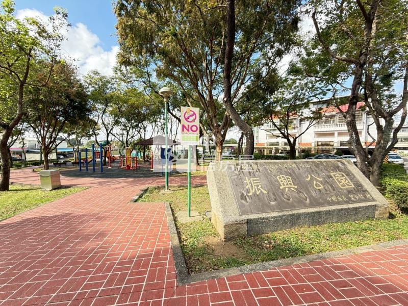 【安家】龍岡大操場旁面公園挑高別墅房屋室內格局與周邊環境