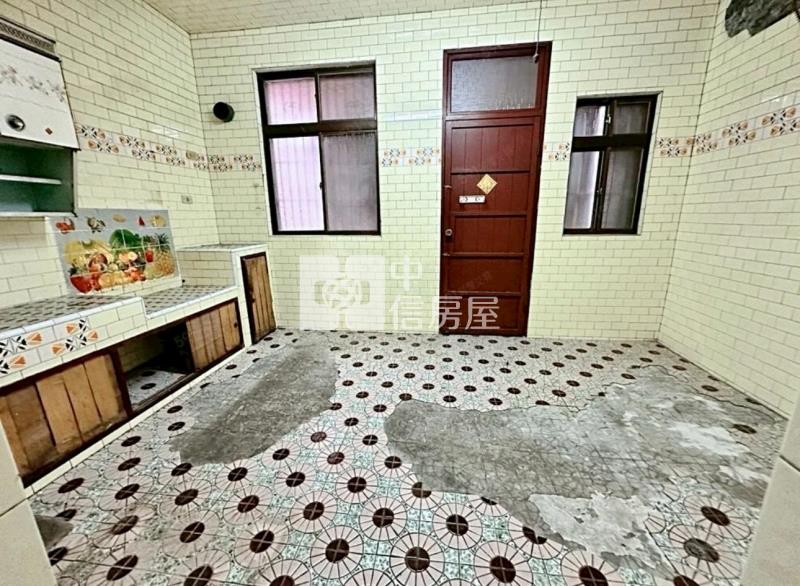 龍岡路大地坪透天房屋室內格局與周邊環境