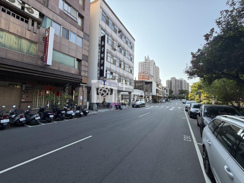 興進綠園道旁邊間透天店面房屋室內格局與周邊環境