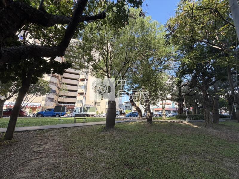 興進綠園道旁邊間透天店面房屋室內格局與周邊環境