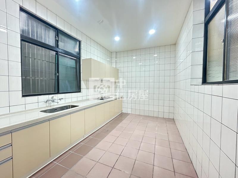 楊梅五房整新雙車位透天房屋室內格局與周邊環境