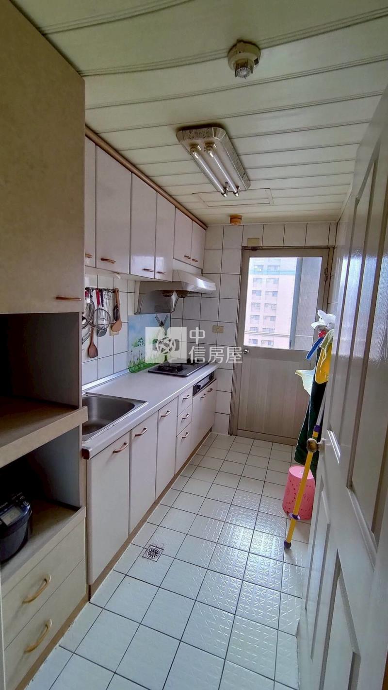 名流廣場三房車位房屋室內格局與周邊環境