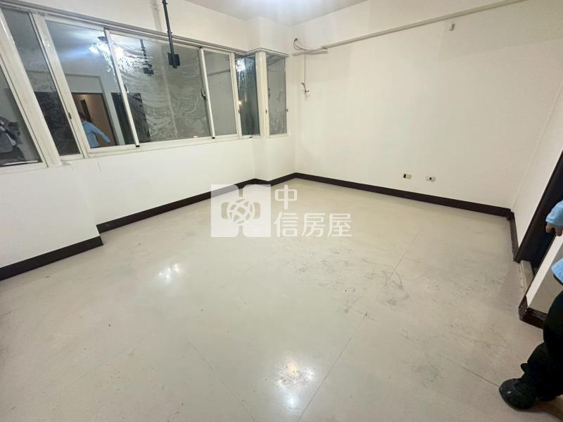 近A18青埔國小邊間透店房屋室內格局與周邊環境