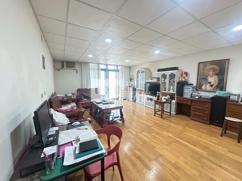 市區優質大六房雙車位透天房屋室內格局與周邊環境