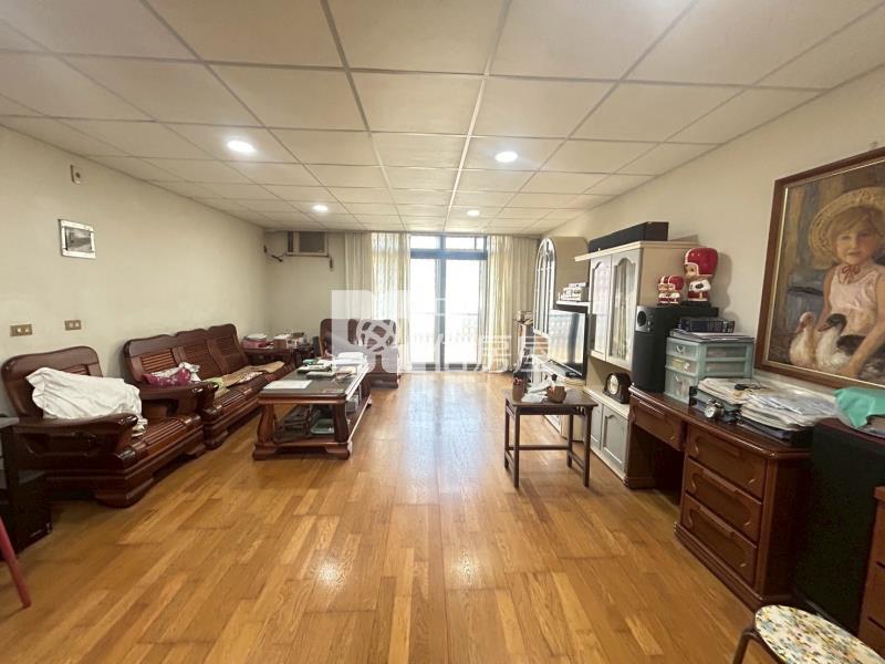 市區優質大六房雙車位透天房屋室內格局與周邊環境