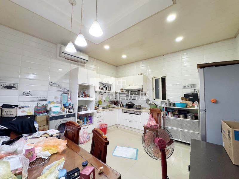 內壢國中.交流道.前院停車漂亮透天房屋室內格局與周邊環境