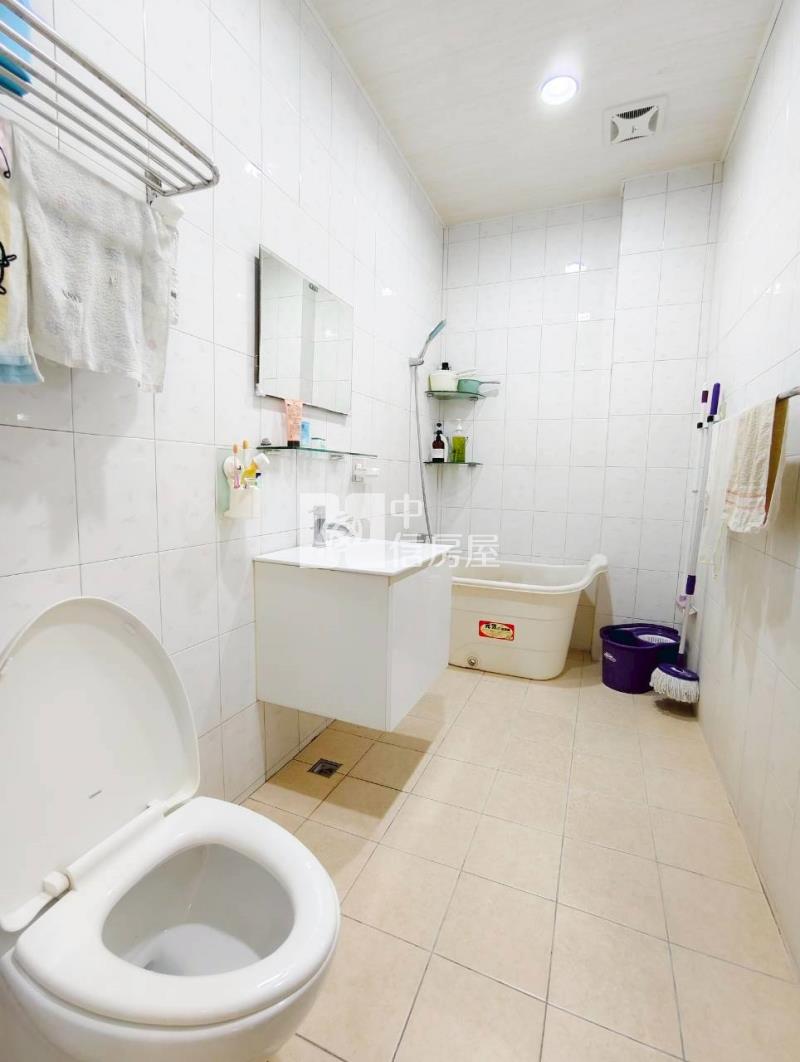 歸仁圓環旁大地坪邊間可停四車美墅(專)房屋室內格局與周邊環境